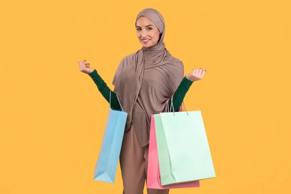 Arabic Lady In Hijab Holding Bags Over Yellow Background — Stok Foto