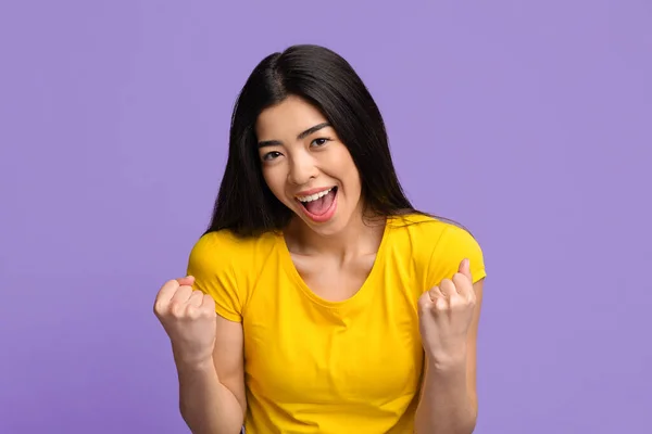 Eufórica mujer coreana celebrando el éxito, apretando los puños emocionalmente y exclamando con emoción — Foto de Stock