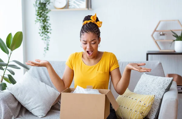 Boos zwarte vrouw uitpakken verkeerde doos, levering fout — Stockfoto