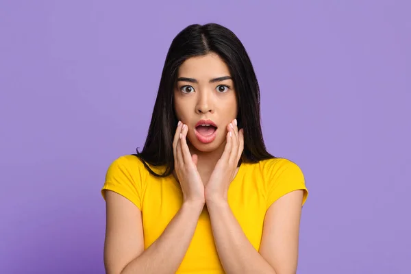 Gros plan portrait de choqué asiatique femme toucher visage et ouverture bouche — Photo