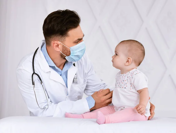 Doctor Kinderarts in het Masker Onderzoek Baby Patiënt In Ziekenhuis — Stockfoto