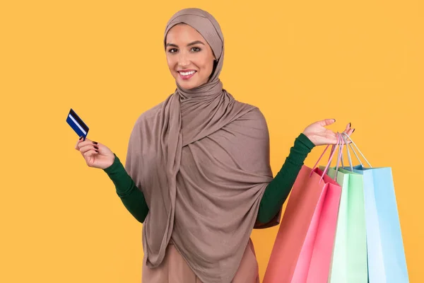 "Müslüman Kadın Alışveriş Torbası ve Kredi Kartı Tutuyor" — Stok fotoğraf