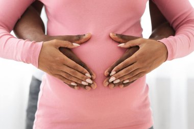 Siyahlar göbeğinde el ele tutuşan bir çift bekliyor.