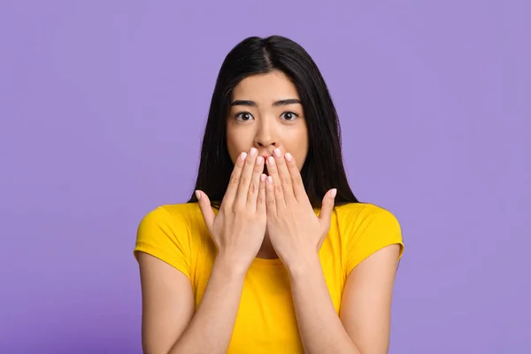 Oh mio Dio. Scioccato asiatico femmina copertura bocca con le mani, guardando macchina fotografica — Foto Stock