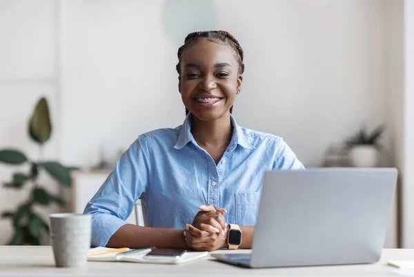 Trabalho remoto. Jovem feliz feminino freelancer preto posando em casa escritório — Fotografia de Stock