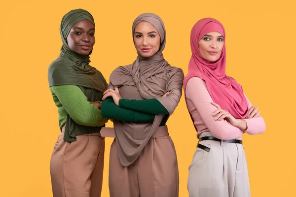Tiga Diverse Muslim Ladies In Hijab Berdiri Bersama, Latar Belakang Kuning — Stok Foto