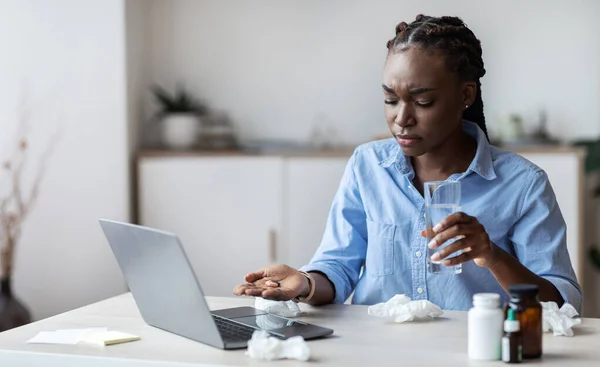 Il African American Businesswoman λαμβάνοντας αντι-γρίπη φάρμακο στο χώρο εργασίας στο γραφείο — Φωτογραφία Αρχείου