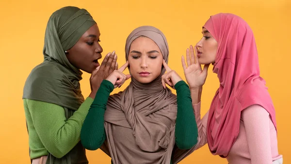 Wanita Muslim Menutupi Telinga Tidak Mendengarkan Teman-temannya, Latar Belakang Kuning — Stok Foto