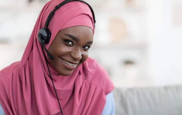Muszlim Távmunka. Szoros kép a fekete iszlám hölgy Hidzsáb és headset — Stock Fotó