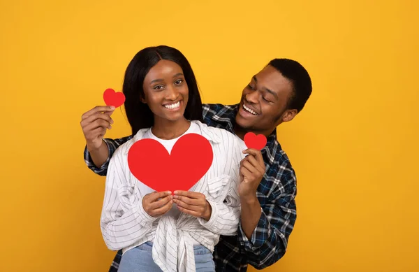 Feliz jovem casal afro-americano apaixonado por corações divirtam-se juntos — Fotografia de Stock