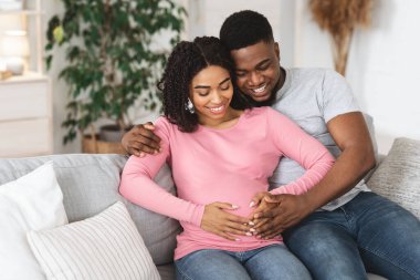 Mutlu çiftin evde vakit geçirirken birbirlerine sarılmalarını bekliyorum.