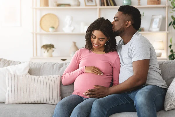 Feliz grávida afro-americana desfrutando de tempo juntos — Fotografia de Stock