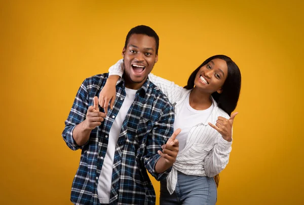 Plezier samen, date en natuurlijke emoties van koppel — Stockfoto