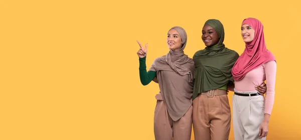 Sarı Arkaplan 'da Üç Müslüman Kadın Parmak Gösteriyor, Panorama — Stok fotoğraf
