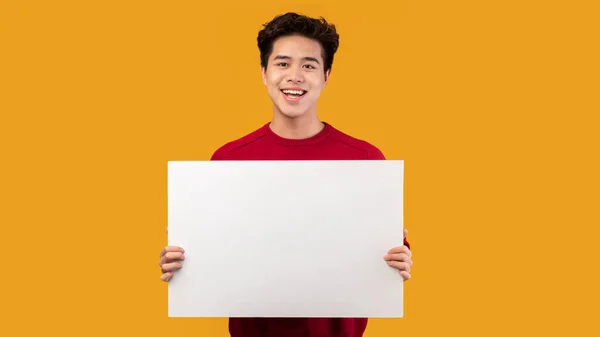 백지 광고 게시판을 들고 있는 아시아 남자 — 스톡 사진