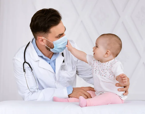 Masque Visage Petit Patient Touchant Médecins pendant Rendez-vous Intérieur — Photo