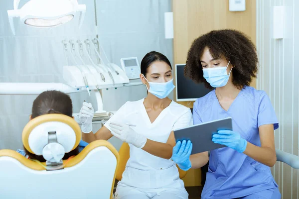 Modern teknoloji ve röntgenler diş muayenehanesinde — Stok fotoğraf