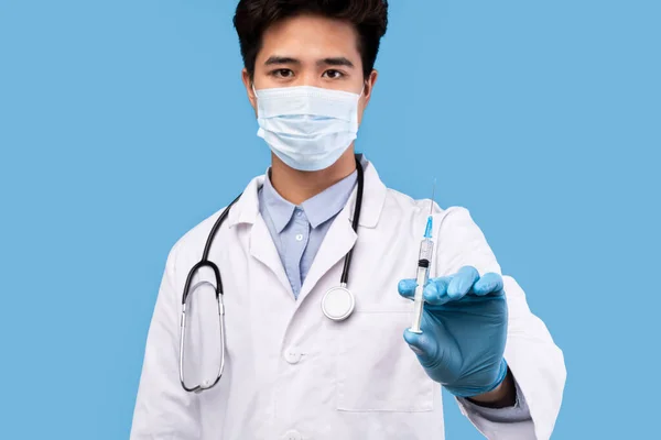 Médico masculino segurando seringa com vacina do vírus — Fotografia de Stock