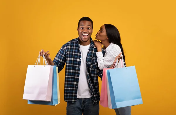 Sorprendido joven afroamericano chico con boca abierta muestra muchos paquetes de color —  Fotos de Stock