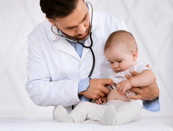 Docteur examinant bébé garçon écoutant son battement de coeur à l'hôpital — Photo