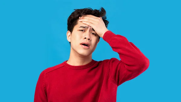 Débil mal asiático hombre sensación fiebre tener alta temperatura —  Fotos de Stock
