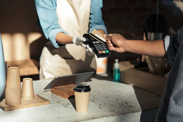 Pagar por el café para llevar a distancia social — Foto de Stock