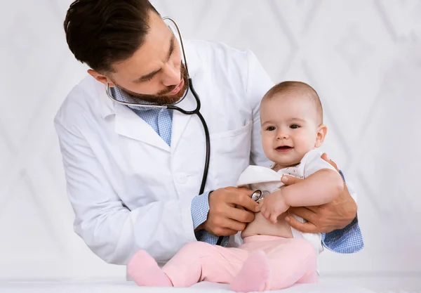 Médecin examinant bébé écoutant des battements de coeur avec stéthoscope dans la clinique — Photo