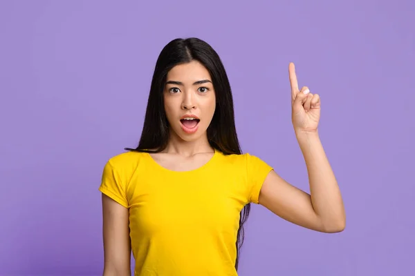 Gran idea. Emocionado joven asiática mujer señalando dedo hasta tener momento de inspiración — Foto de Stock