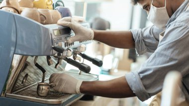 COVID-19 salgını ve sosyalleşme süresince modern kafeteryada kahve servisi.