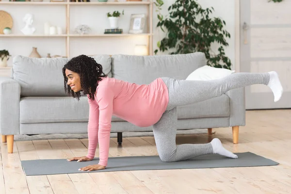 Gesunde schwangere schwarze Frau beim Sport zu Hause — Stockfoto