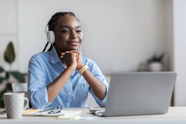 İşte mola. Rahatlamış Afrikalı Amerikalı Kadın Çalışan İşyerinde Müzik Dinliyor