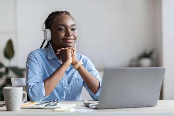 Przerwa w pracy. Relaxed African American Kobieta Pracownik Słuchanie muzyki w miejscu pracy — Zdjęcie stockowe