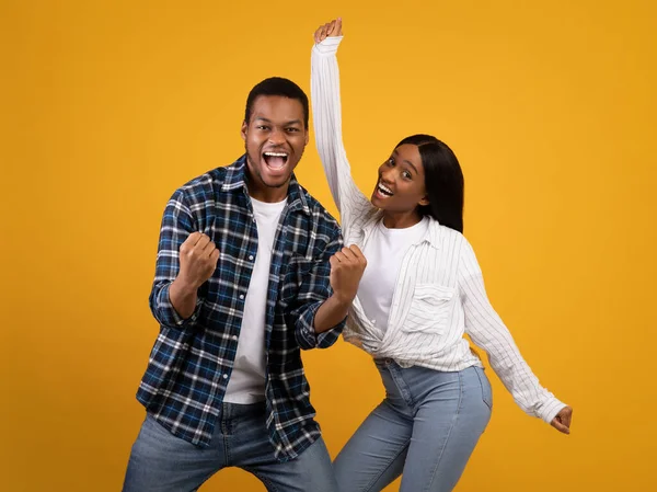 Oprechte uitdrukking van succes jong Afrikaans Amerikaans man en vrouw met open mond, geschreeuw en vreugde om te winnen — Stockfoto