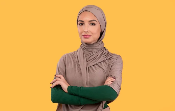 スタジオに立つヒジャブ姿の現代ムスリム女性の成功 — ストック写真