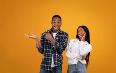 Heyecanlı bin yıllık Afro-Amerikan erkeği, ağzı açık, eli boş, eli boş.