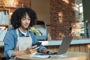 Milenyum kahvecisi kafeteryada çalışıyor. Modern tasarım tavan arası iç mimari belgeleri çevrimiçi veritabanında.