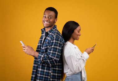 Online randevu, aşk, aygıtlar ve sosyal ağ