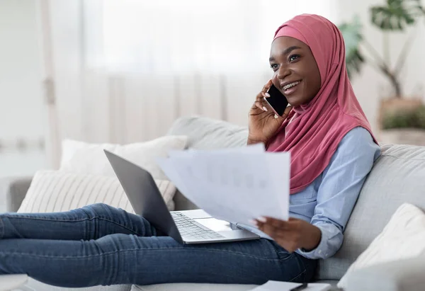 Ministerio del Interior. Joven negra musulmana freelancer mujer trabajando con papeles y portátil — Foto de Stock