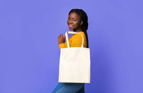 Saco de lona ecológica em branco para design de mockup em mãos de mulher negra — Fotografia de Stock