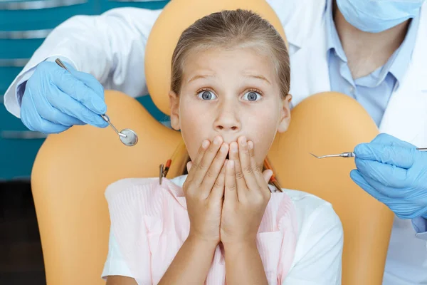 Lavoro con bambini, esame odontoiatrico e ortodonzia — Foto Stock