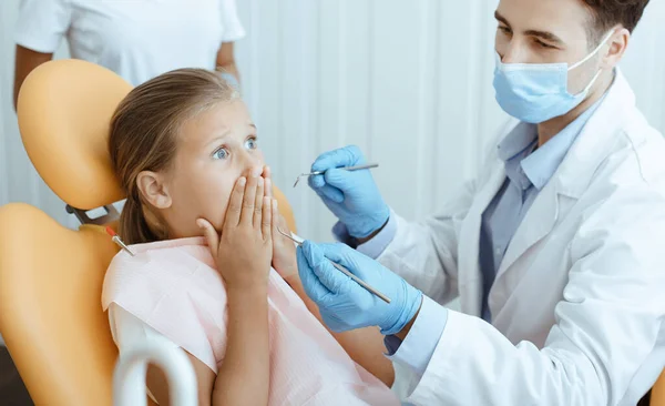 First visit to dentist and expression of fear — Stock Photo, Image