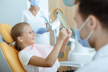 Harika bir iş, sağlıklı mükemmel dişler ve profesyonel doktor.