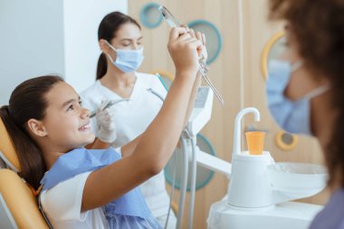 Başarılı diş tedavisi prosedürü ve pediatrik diş sağlığı kliniği, modern çocuk ofisi