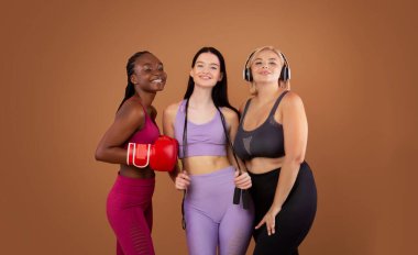 Her vücut için spor. Spor Giyim 'de Çok Irklı Bayan Arkadaşların Portresi