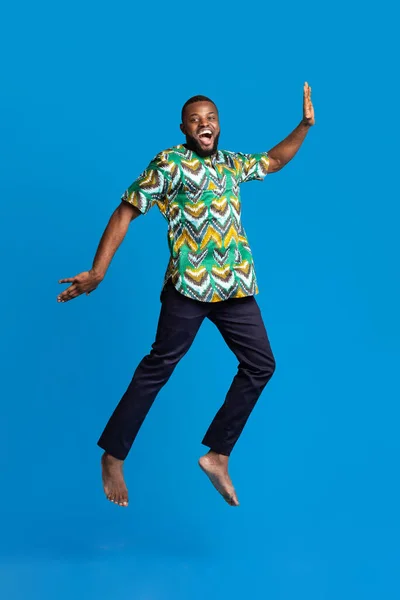 Sorrindo afro-americano cara se divertindo, vestindo roupas tradicionais — Fotografia de Stock