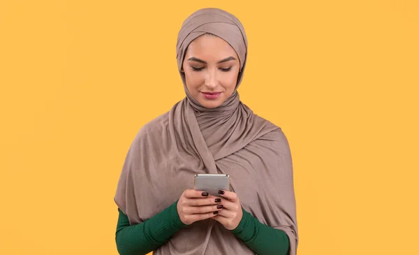 Muslim Lady Menggunakan Cellphone Mobile App, Studio Shot — Stok Foto