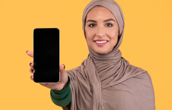 Perempuan Muslim Menampilkan Smartphone Kosong Layar Berdiri Atas Latar Belakang Kuning — Stok Foto