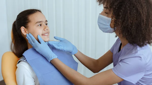 Mały dzieciak siedzi na krześle dentystycznym w centrum medycznym, profesjonalny lekarz naprawiający jej zęby — Zdjęcie stockowe