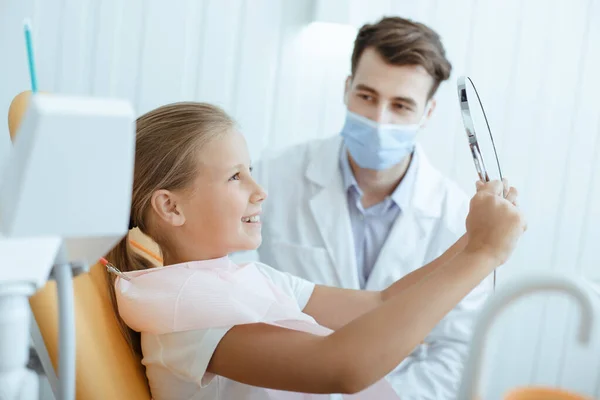 Cuidado dental, dientes sanos y sonrisa perfecta del niño después del tratamiento — Foto de Stock