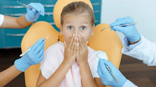 Bambina, paziente visita specialista in clinica dentale — Foto Stock